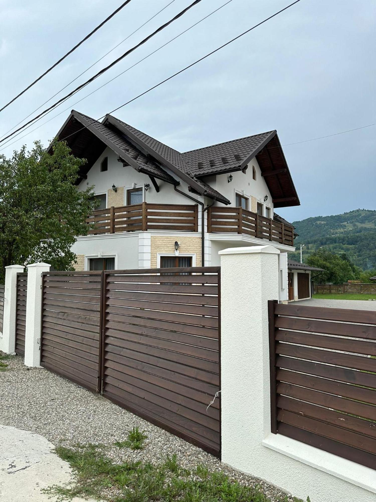 Отель Casa Dacului Petrova Экстерьер фото